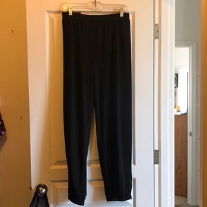 Jogger pant w/ zipper ankle detail